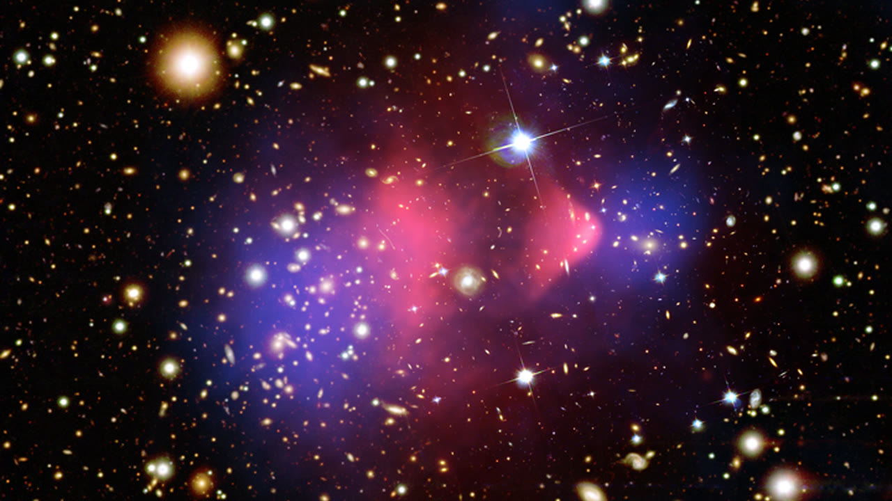 Bullet Cluster: heißes Gas und unsichtbare Masse fallen auseinander